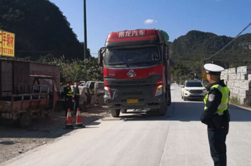 金城江區(qū)某大貨車(chē)過(guò)地磅稱(chēng)重近90噸 超載187%